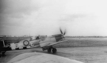 November 1944: Spitfires van 349 squadron in Maldegem klaar voor de "take off"